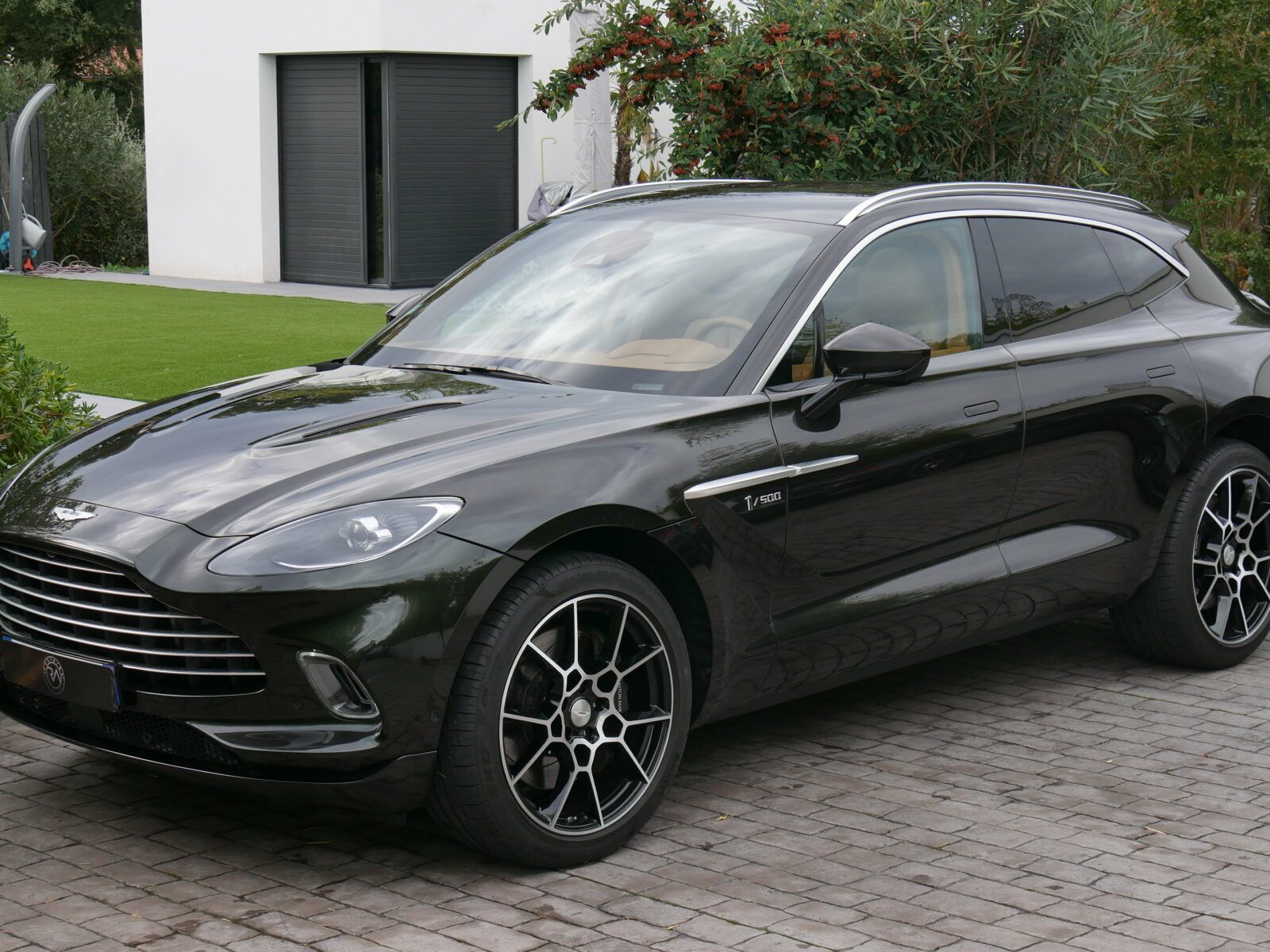 Aston Martin DBX 4.0 V8 biturbo 550ch
