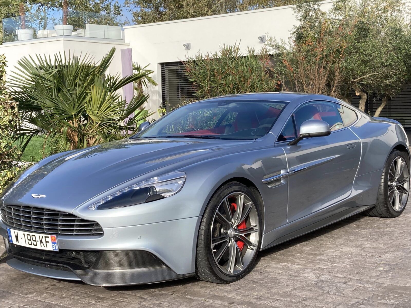 Aston Martin Vanquish 576 ch