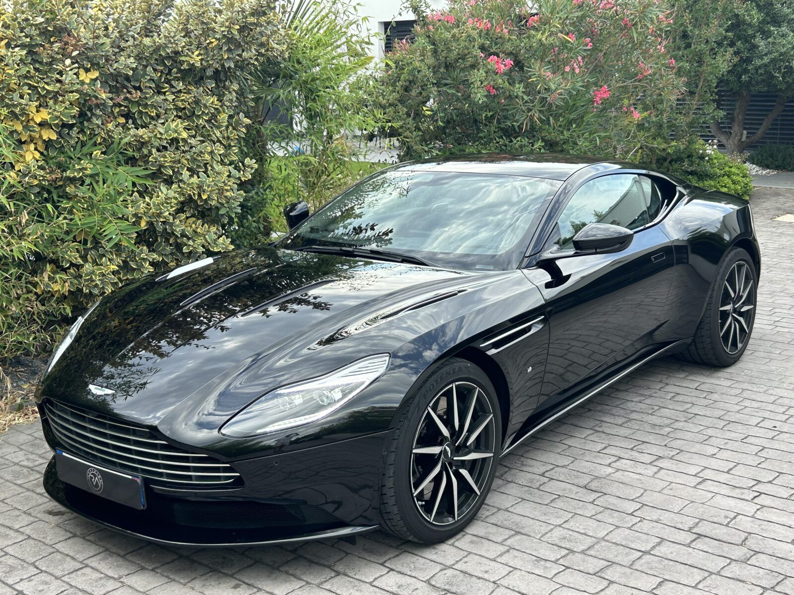 Aston Martin DB11 V12 609 ch