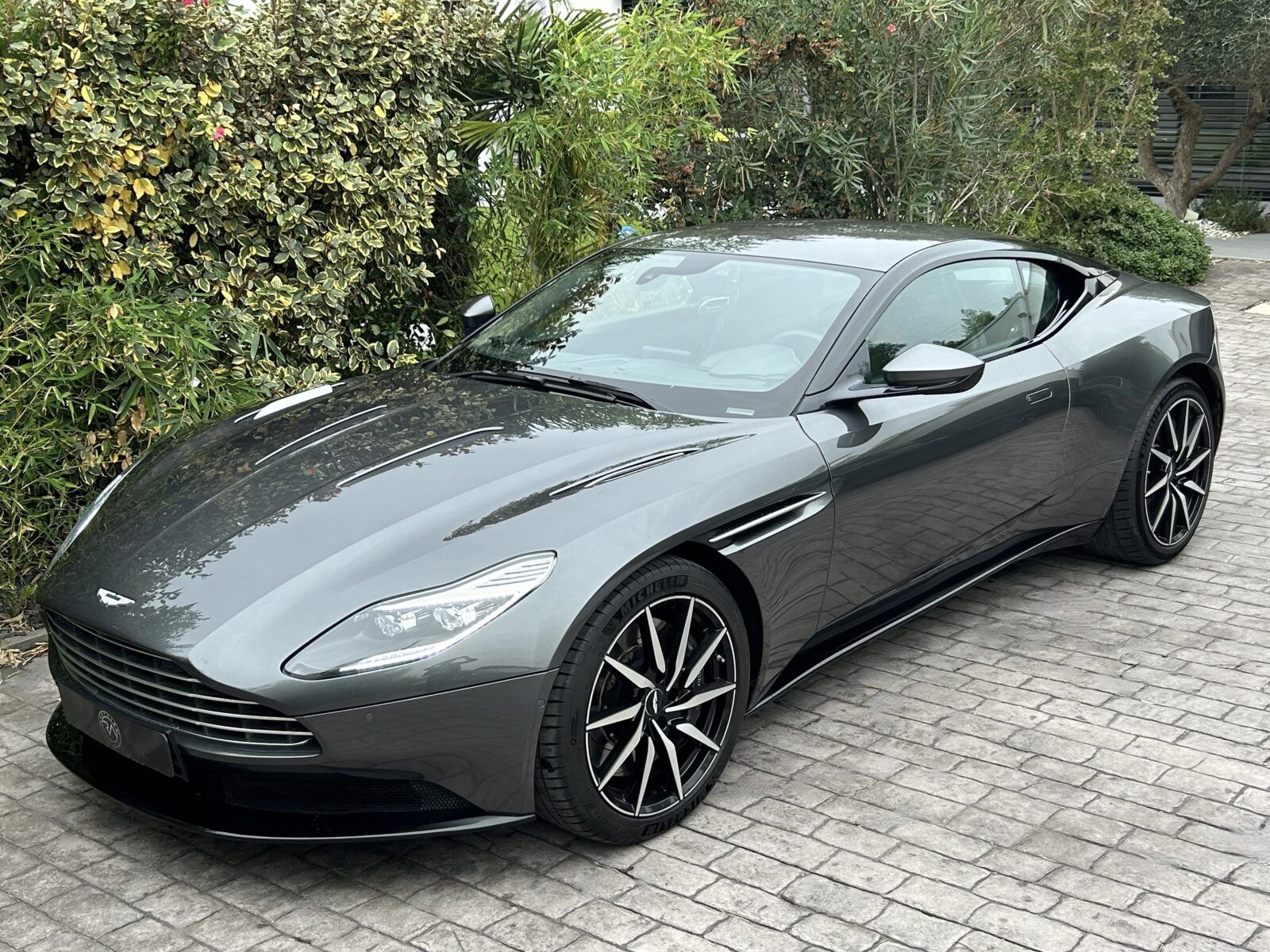 Aston Martin DB11 V12 609 ch