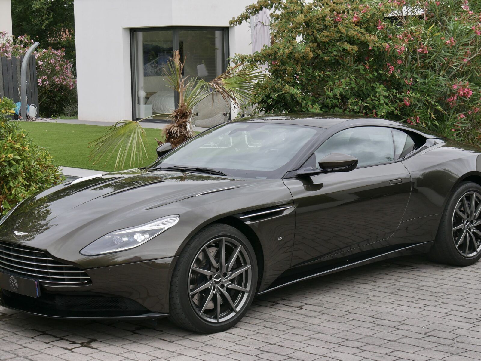 Aston Martin DB11 V12 609 ch